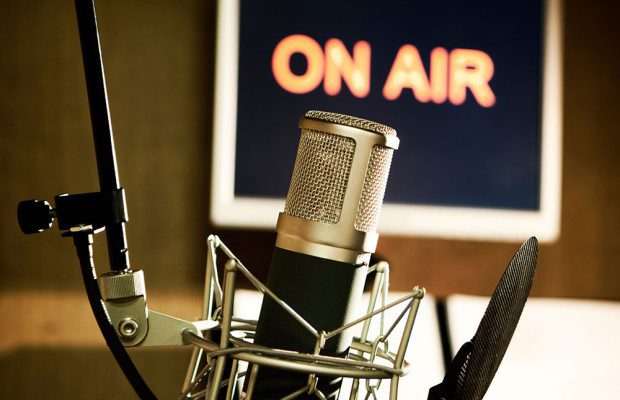 Voz femenina  para programa de radio