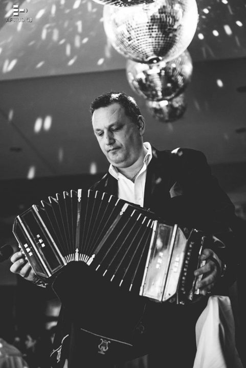 Bandoneonista se ofrece