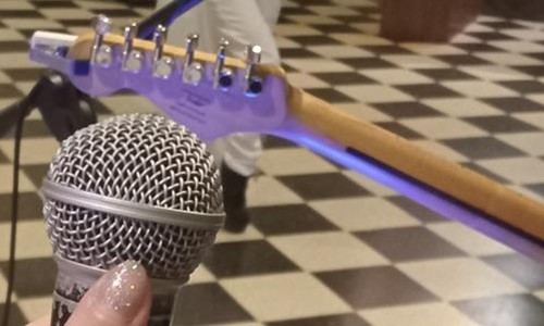 Cantante busca banda